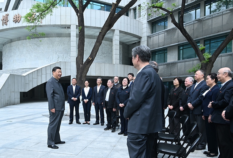 2022年4月25日，習(xí)近平總書記來到中國人民大學(xué)考察調(diào)研，在博物館門前廣場(chǎng)上，同老教授、老專家和中青年骨干教師代表親切交談。