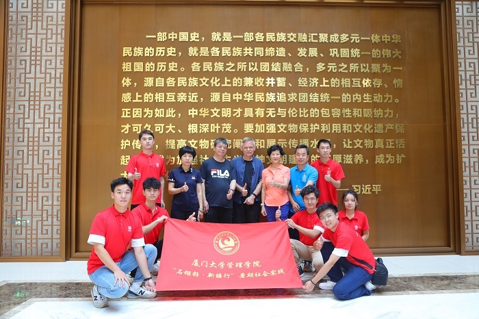 潘維廉和實踐隊師生在昌吉州博物館合影。主辦方供圖