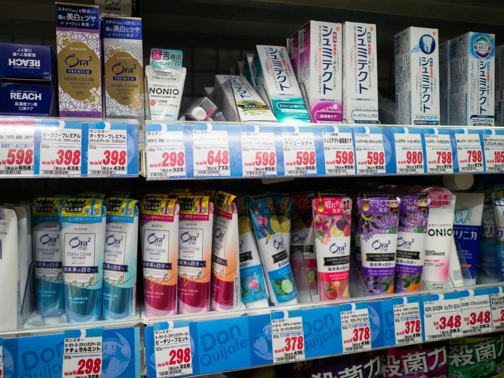 這是8月16日在日本東京新宿一商場拍攝的貨架。新華社記者張笑宇攝