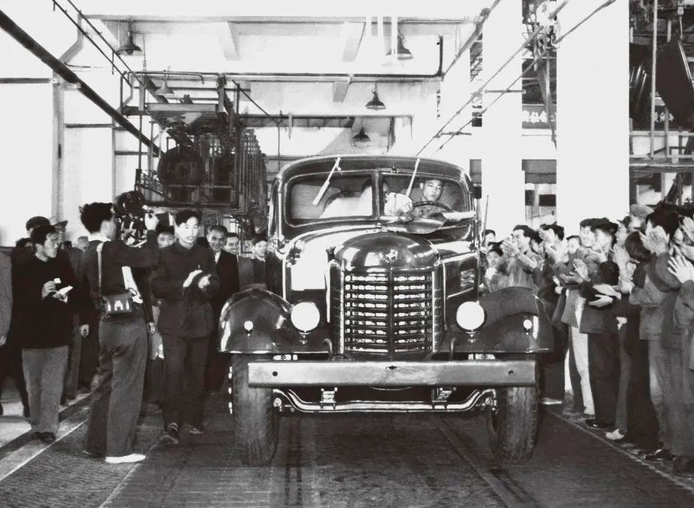 △1956年7月13日，第一輛解放牌汽車駛下裝配線。