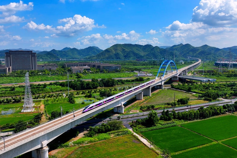 復(fù)興號(hào)亞運(yùn)智能動(dòng)車組列車。上海鐵路局融媒體中心供圖