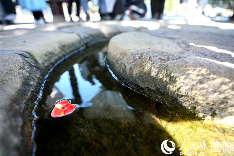 圖為水渠里流過的“桃心”蠟燭。人民網(wǎng) 盧鵬宇攝