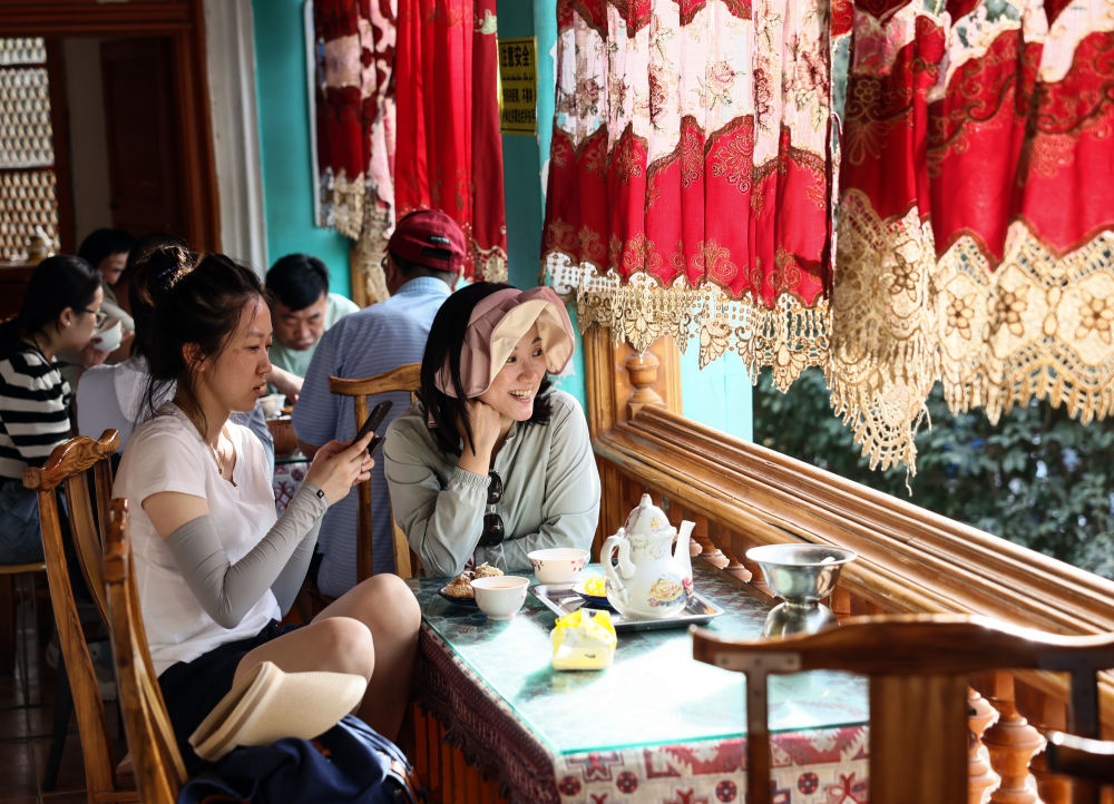 游客在新疆喀什古城景區(qū)百年老茶館內(nèi)品茶小憩（2023年9月7日攝）。新華社記者 蘭紅光 攝