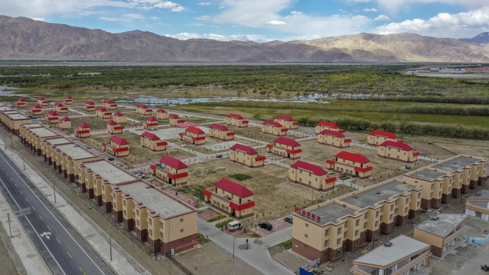 這是由深圳援疆修建的新疆塔什庫爾干塔吉克自治縣一處安置小區(qū)（2019年7月9日攝，無人機照片）。新華社記者 胡虎虎 攝
