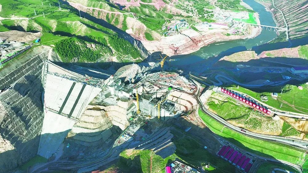 瑪爾擋水電站項目建設(shè)現(xiàn)場。國家能源集團青?，敔枔跛娬竟﹫D