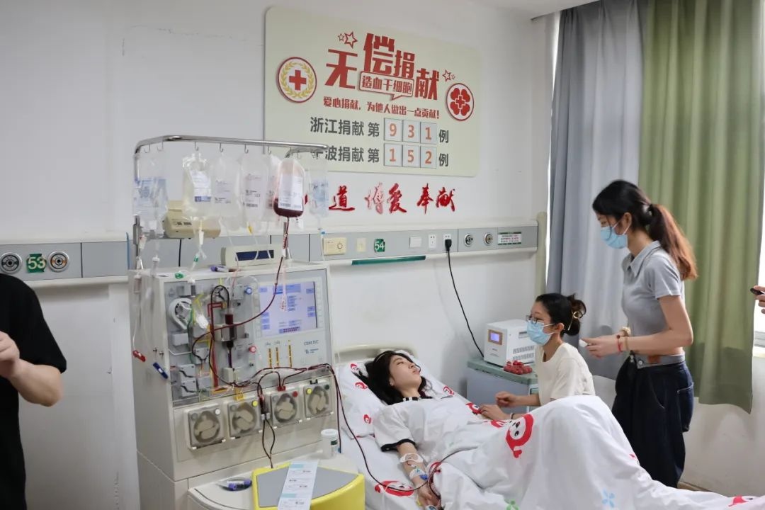 陸冰冰（右三）捐獻185毫升造血干細胞。受訪者供圖