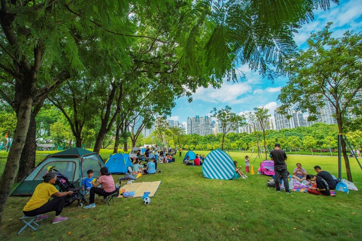 珠江公園內(nèi)，居民們正露營休憩。受訪者供圖