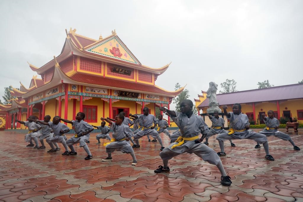 1月21日，在位于贊比亞首都盧薩卡市郊區(qū)的少林寺文化中心，學(xué)員練習(xí)中國(guó)功夫。