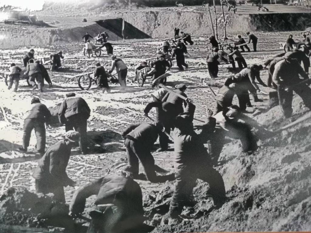 20世紀(jì)70年代，高西溝人治理水土流失場景。（資料圖片）