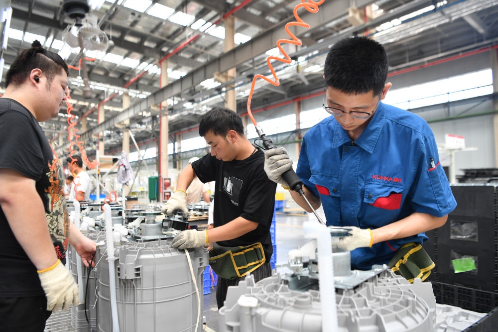 2023年7月20日，工人在位于西安國際港務(wù)區(qū)的陜西康佳智能家電有限公司生產(chǎn)車間工作。 新華社記者 張博文 攝