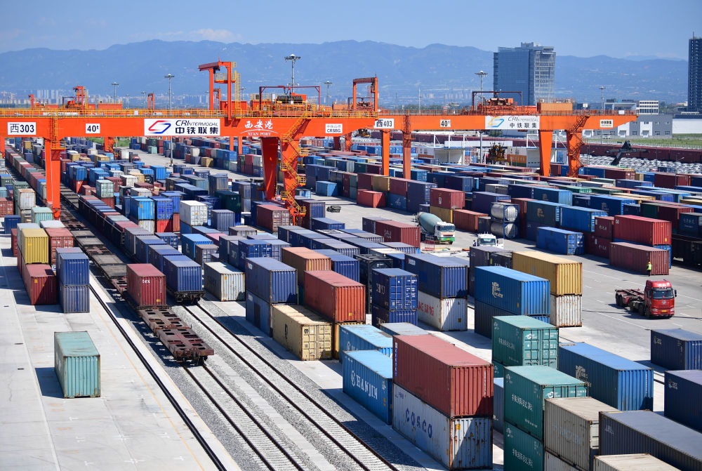 長安號中歐班列在西安新筑車站內(nèi)裝卸集裝箱（2019年8月15日攝）。新華社記者 邵瑞 攝