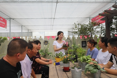 李敏向村民講授花木直播經(jīng)驗(yàn)。受訪者供圖
