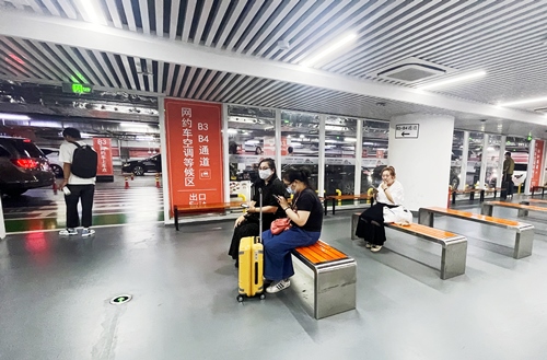 旅客在網(wǎng)約車空調(diào)等候區(qū)等候網(wǎng)約車。人民網(wǎng)記者 喬雪峰攝