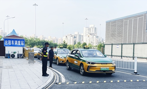 北京南站實(shí)施出租車北廣場落客分流，實(shí)現(xiàn)“落、接”兩用。人民網(wǎng)記者 喬雪峰攝