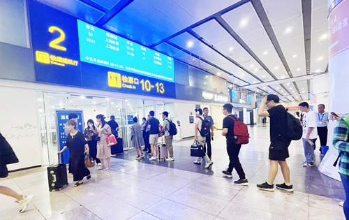 在快速進(jìn)站廳前排隊(duì)等待檢票的旅客。人民網(wǎng)記者 喬雪峰攝