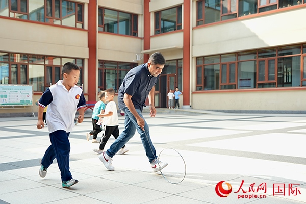 來自巴基斯坦的沙杰在滾鐵環(huán)。人民網(wǎng) 盧鵬宇攝