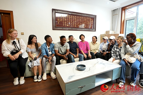 選手們在村民王小留家中做客。人民網(wǎng) 盧鵬宇攝