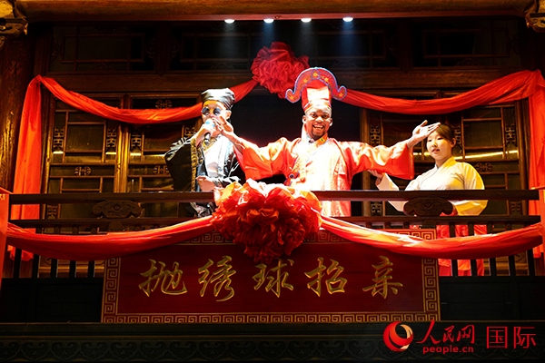 拋繡球。人民網(wǎng) 盧鵬宇攝
