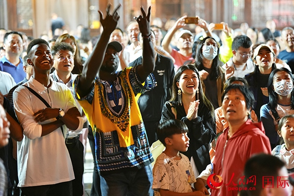 選手體驗(yàn)古城巡游。人民網(wǎng) 盧鵬宇攝