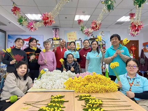唐占鑫帶領(lǐng)團(tuán)隊(duì)為2022年北京冬奧會(huì)和冬殘奧會(huì)制作頒獎(jiǎng)花束。受訪(fǎng)者供圖