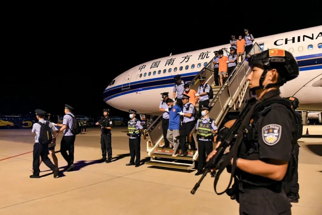 153名實(shí)施跨境裸聊敲詐的犯罪嫌疑人從印度尼西亞被押解回國(guó)。公安部供圖