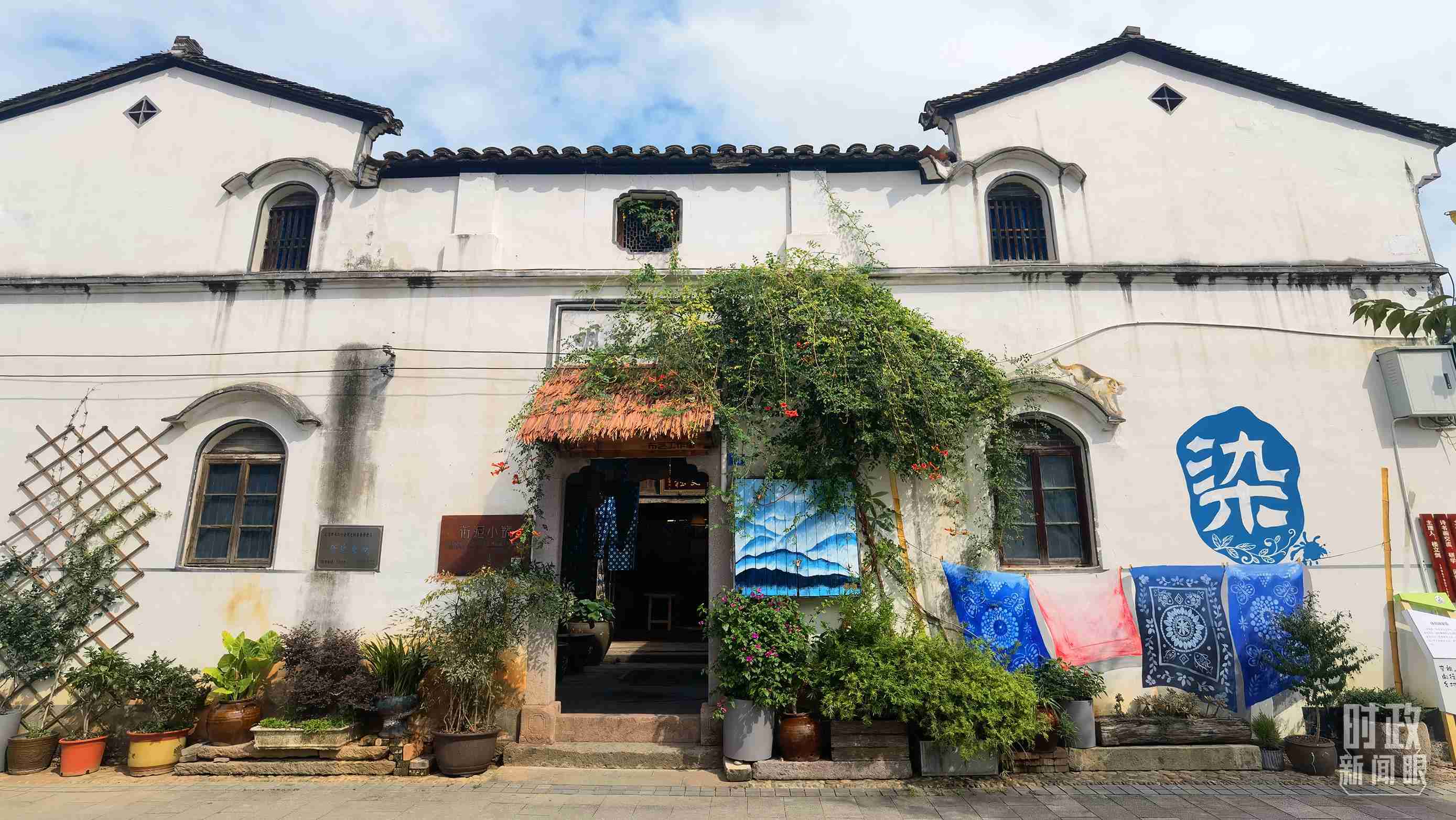 △李祖村的藝術(shù)染坊。（總臺(tái)央視記者周志國(guó)拍攝）