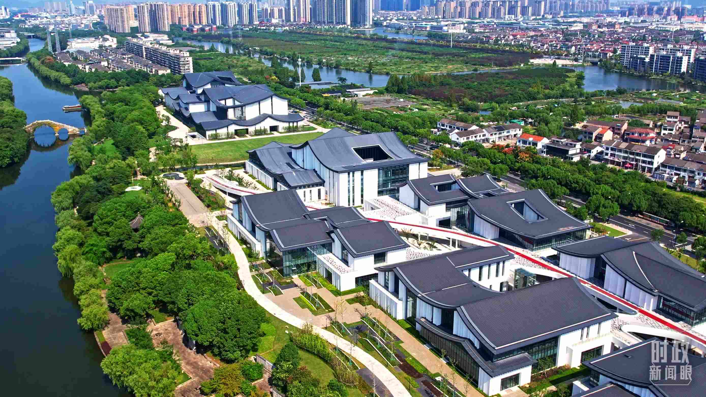△臨河而建的浙東運(yùn)河文化園。（總臺(tái)央視記者范凱拍攝）