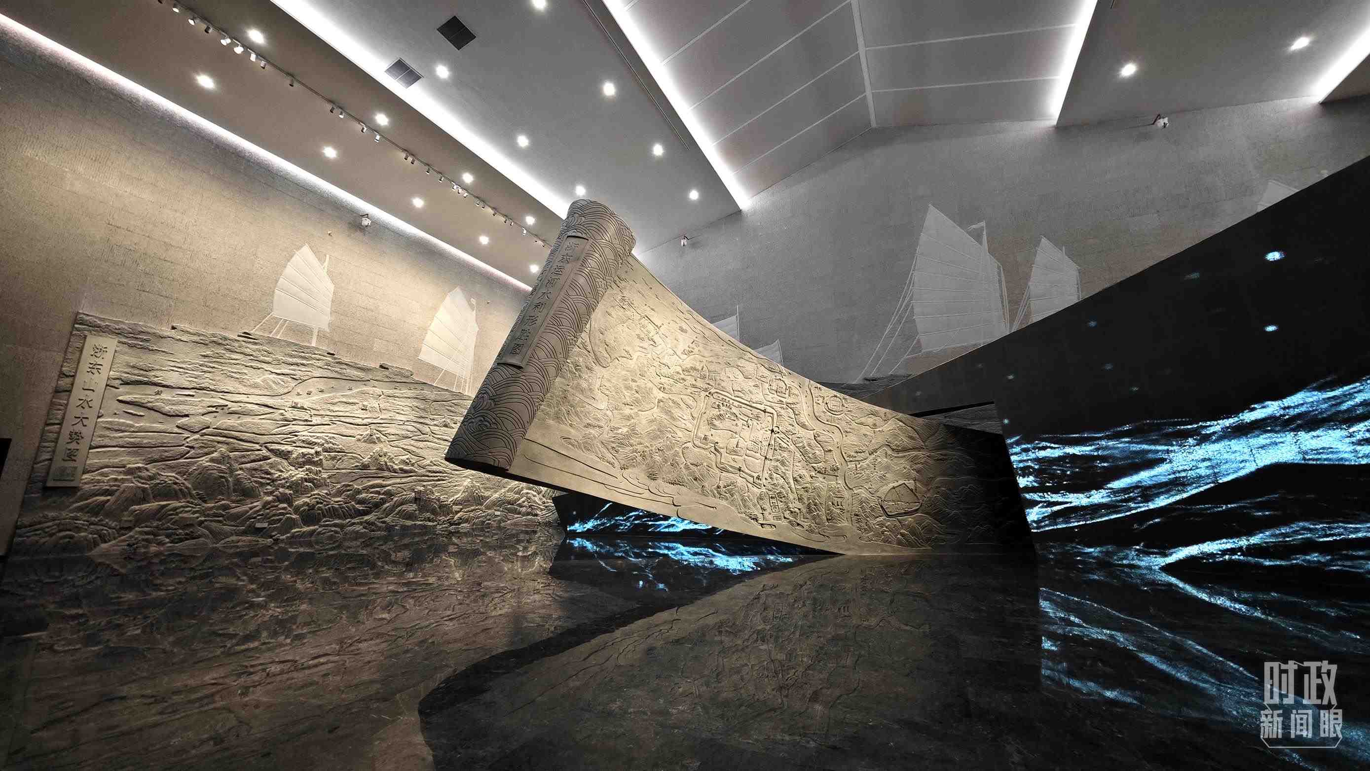 △博物館內(nèi)的《浙東運(yùn)河水利形勝圖》《浙東山水大勢(shì)圖》浮雕。（總臺(tái)央視記者彭漢明拍攝）
