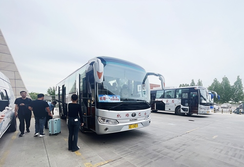 旅客準備乘坐免費擺渡車前往正定機場。人民網(wǎng)記者 喬雪峰攝