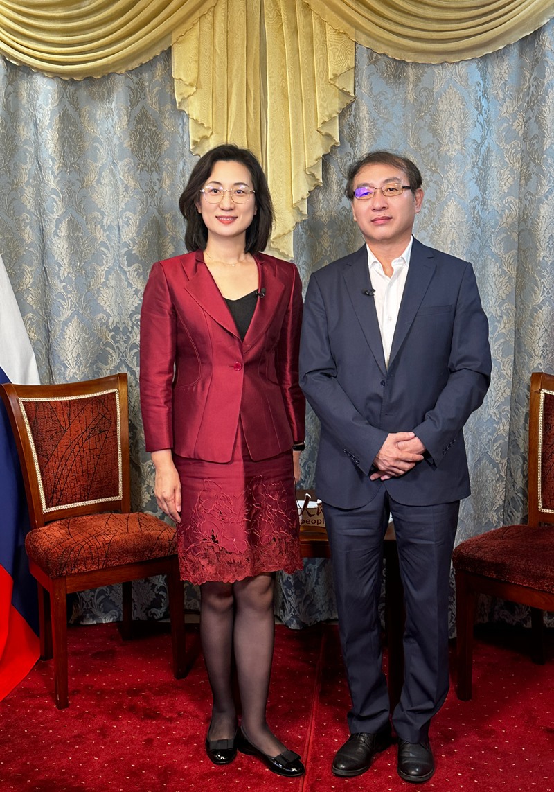 人民網(wǎng)黨委委員、副總編輯孫海峰（左一）專(zhuān)訪崔少純總領(lǐng)事。人民網(wǎng)記者 馬天翼攝