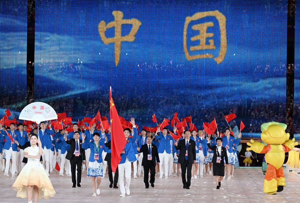 中國代表團(tuán)在開幕式上入場(chǎng)。