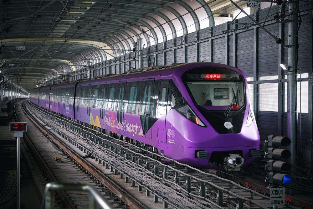 從杭州火車西站出發(fā)，地鐵19號(hào)線貫穿杭州火車東站、杭州蕭山機(jī)場(chǎng)，“亞運(yùn)號(hào)”地鐵專列運(yùn)行在這條線路上。