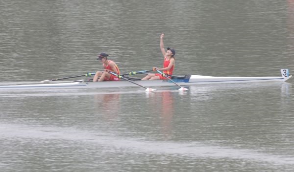 9月24日，鄒佳琪/邱秀萍在杭州亞運會賽艇女子雙人雙槳決賽中獲得冠軍。圖為中國選手慶祝勝利。 人民網(wǎng)記者 李乃妍攝