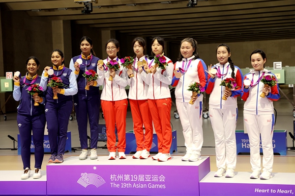 9月24日，杭州亞運(yùn)會(huì)射擊女子10米氣步槍團(tuán)體賽頒獎(jiǎng)儀式。人民網(wǎng)記者 胡雪蓉?cái)z