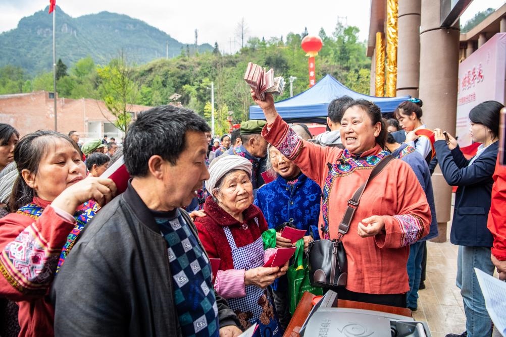 4月13日，在華溪村第五屆分紅大會上，村民在排隊領(lǐng)取分紅。新華社記者 唐奕 攝
