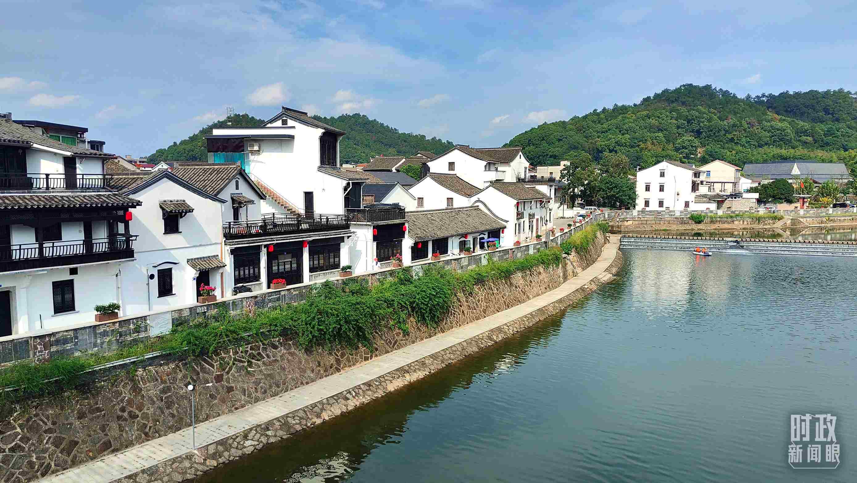 △“楓橋經(jīng)驗”發(fā)源地諸暨市楓橋鎮(zhèn)。（總臺央視記者楊立峰拍攝）