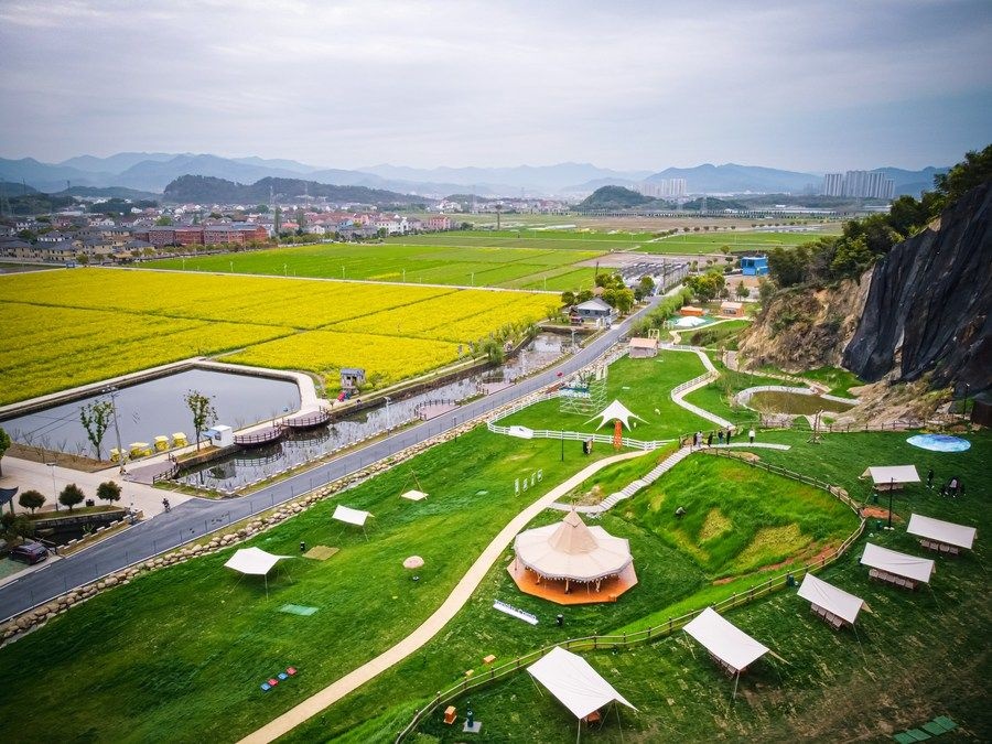  浙江省諸暨市楓橋鎮(zhèn)杜黃新村用廢棄礦山改造的露營(yíng)旅游地（2023年3月29日攝）。