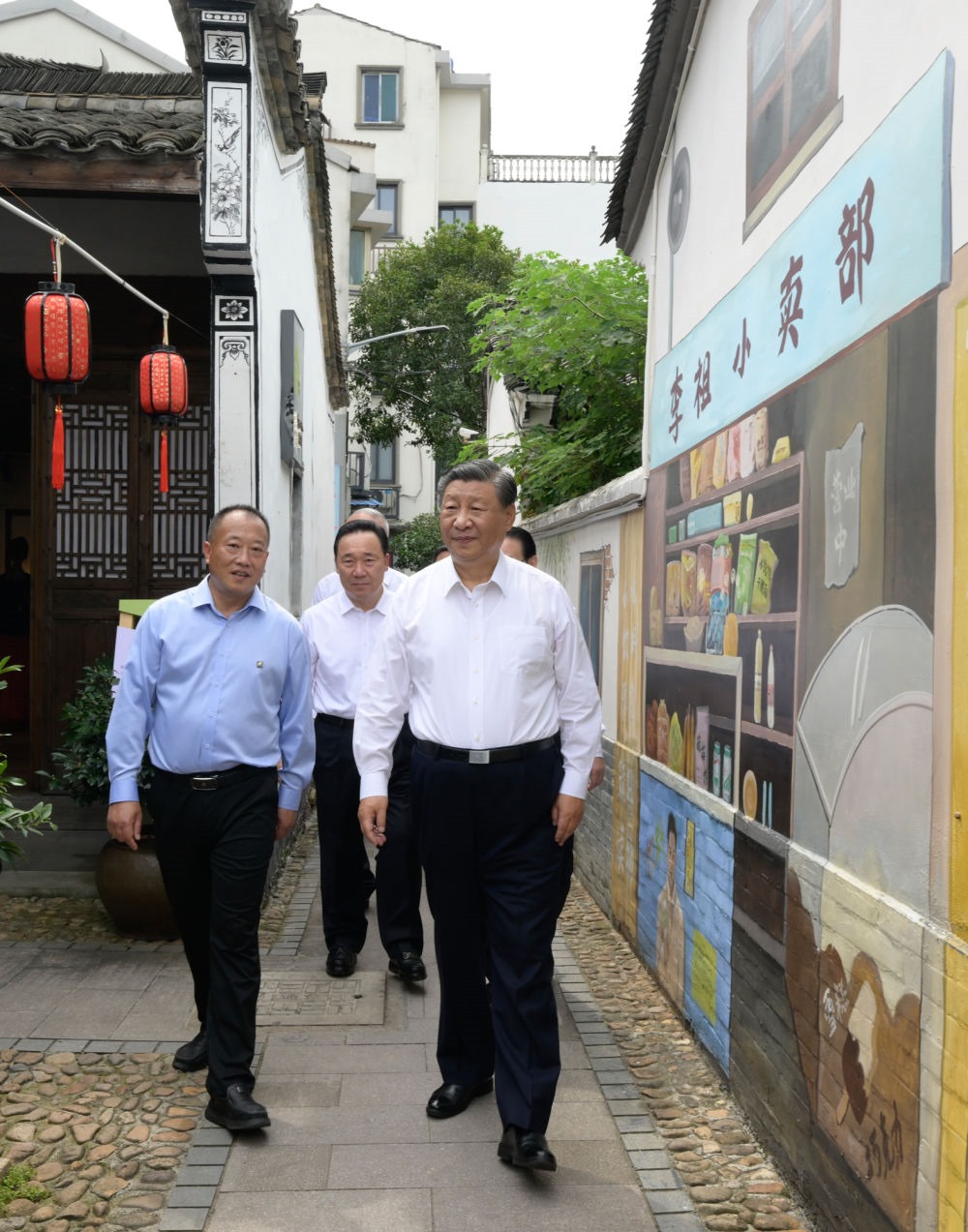 20日上午，習(xí)近平在金華市義烏市后宅街道李祖村考察。