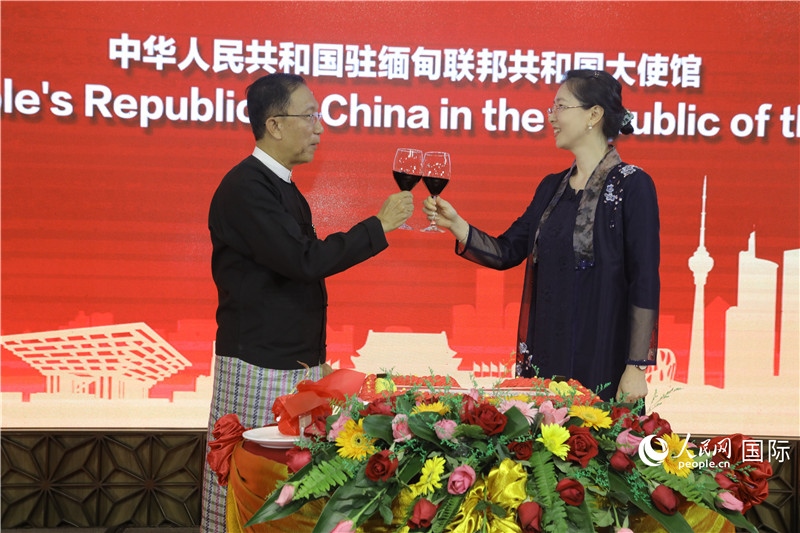圖為曹靜臨時(shí)代辦與溫欣副總理祝酒。人民網(wǎng)記者 謝佳君攝