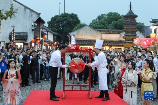 9月27日拍攝的2023年南翔國潮大會暨第十七屆上海南翔小籠文化展開幕儀式現(xiàn)場。