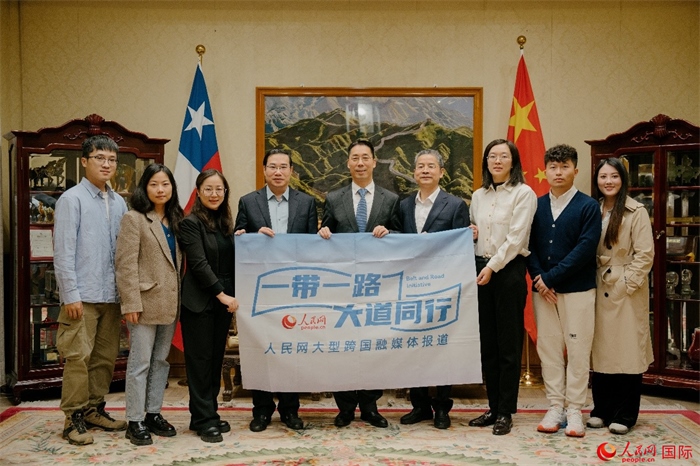 牛清報(bào)大使（中）與人民網(wǎng)、人民日?qǐng)?bào)社記者合影。 人民網(wǎng)記者 張若涵攝