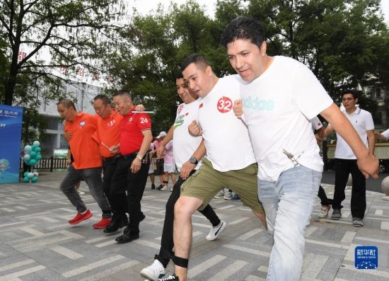 9月28日，在柯橋柯亭社區(qū)，各民族居民參加趣味運(yùn)動(dòng)會(huì)。