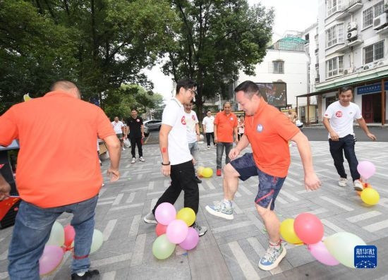 9月28日，在柯橋柯亭社區(qū)，各民族居民參加趣味運(yùn)動(dòng)會(huì)。
