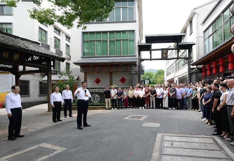 2023年9月20日，習(xí)近平在浙江省金華市義烏市后宅街道李祖村考察時(shí)，同群眾親切交流。