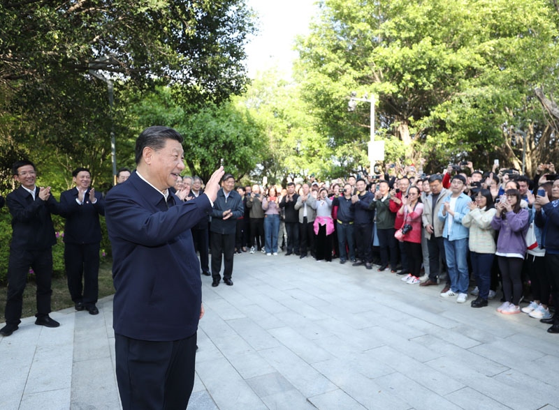 2021年3月24日，習(xí)近平在福建省福州市福山郊野公園考察時(shí)，向市民們招手致意。