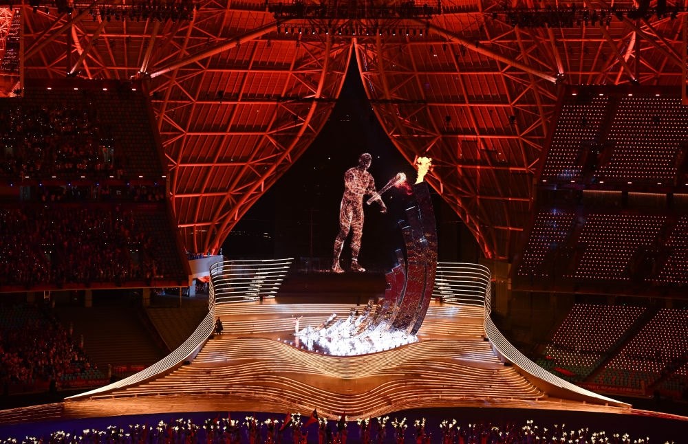 9月23日，最后一棒火炬手汪順和“數(shù)字火炬手”在第19屆亞洲運動會開幕式上點燃主火炬。新華社記者 胡虎虎 攝