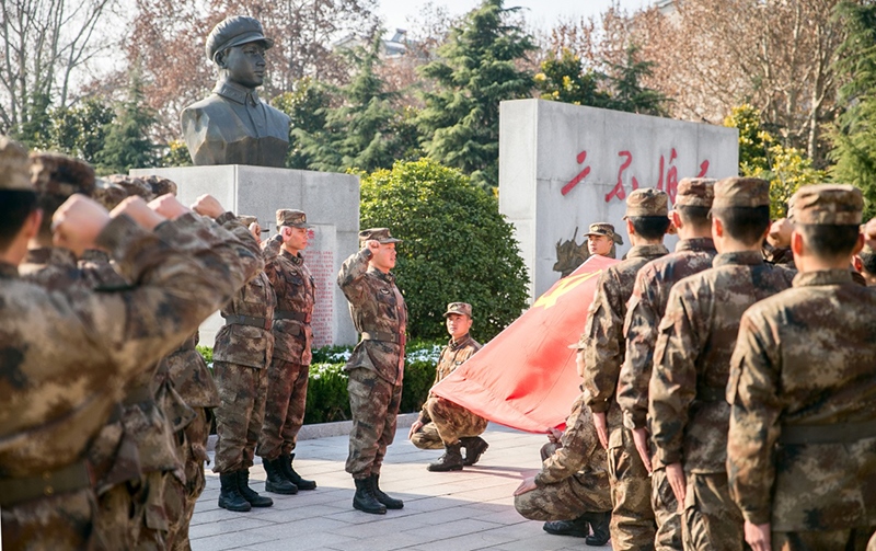 2018年12月14日，陸軍第71集團軍某合成旅王杰生前所在連官兵組織黨員重溫入黨誓詞
