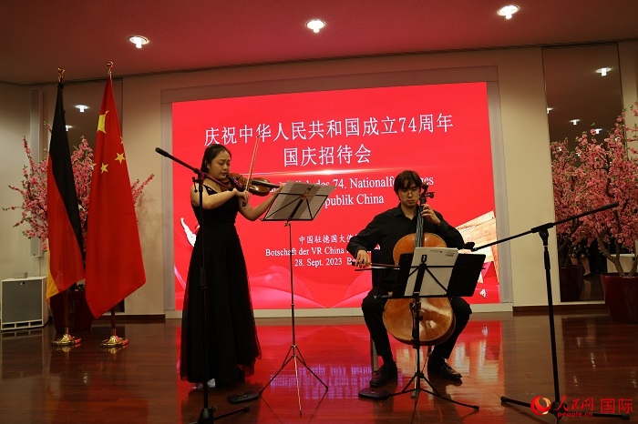 青年音樂家為來(lái)賓們現(xiàn)場(chǎng)演奏《我和我的祖國(guó)》。人民網(wǎng)記者 劉仲華攝