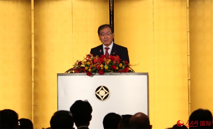日本經(jīng)濟團體聯(lián)合會會長十倉雅和發(fā)表致辭。人民網(wǎng) 許可攝