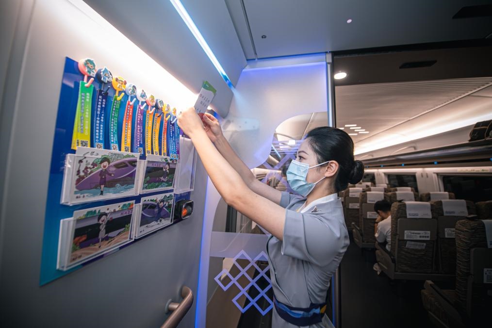 2023年9月16日，復(fù)興號亞運智能動車組列車正式載客運營。新華社記者 江漢 攝